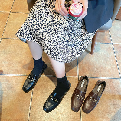 Μοντέρνα γυναικεία παπούτσια κατασκευασμένα από faux δέρμα με αγκράφα