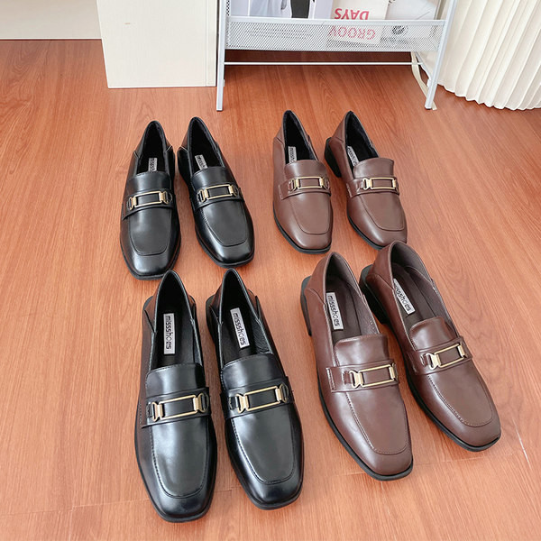 Mūsdienīgi sieviešu apavi no mākslīgās ādas ar sprādzi