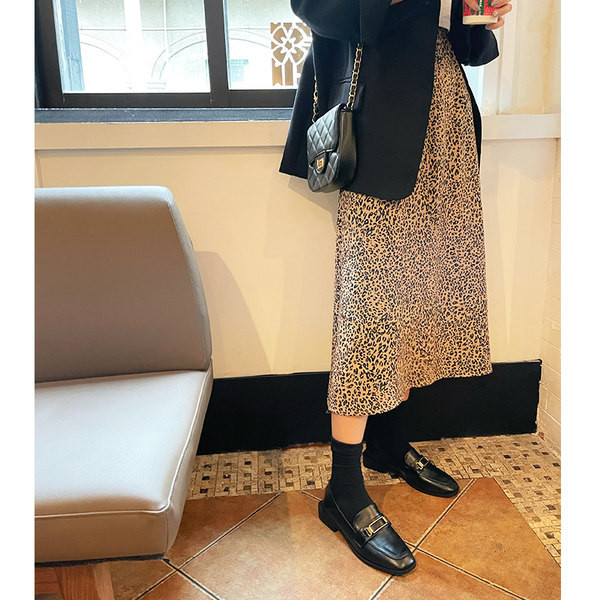 Mūsdienīgi sieviešu apavi no mākslīgās ādas ar sprādzi