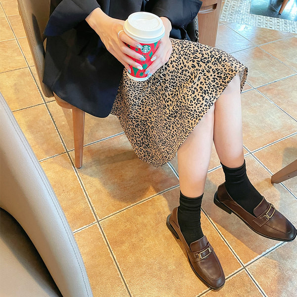 Mūsdienīgi sieviešu apavi no mākslīgās ādas ar sprādzi