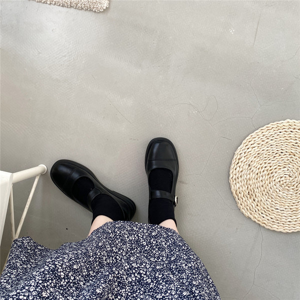 Sieviešu ikdienas apavi ar sprādzi - divu krāsu