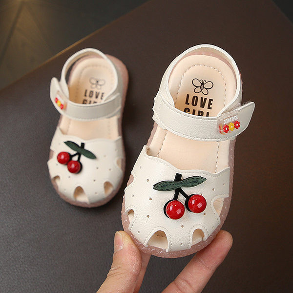Model nou de sandale din imitatie piele pentru bebelusi cu cirese
