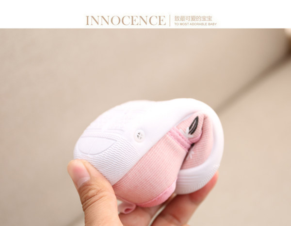 Pantofi respirabili pentru bebelusi cu aplicare 3D