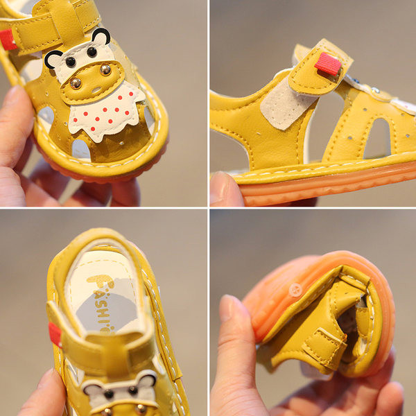 Bērnu sandales ar aplikāciju un uzlīmi trīs krāsās