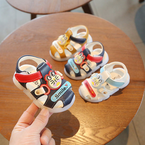 Model nou de sandale pentru bebelusi cu aplicatie colorata si autocolante
