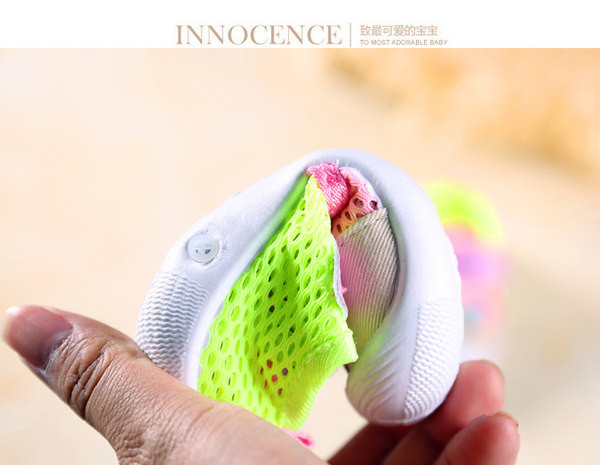 Бебешки дишащи обувки с велкро лепенки  3D апликация и надпис