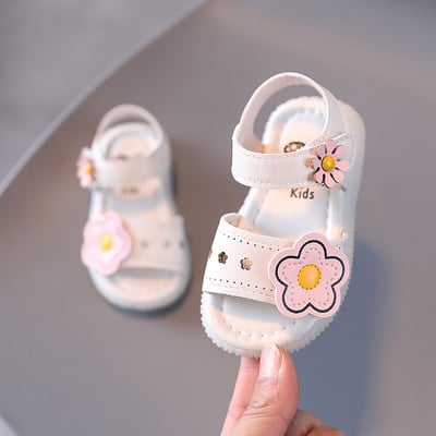 Бебешки сандали с 3D елемент и равна подметка за момичета