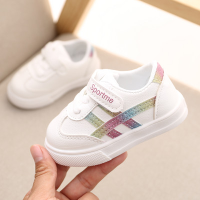 Adidași pentru bebeluși cu autocolante și cravate inscripționate