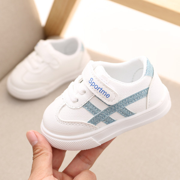 Adidași pentru bebeluși cu autocolante și cravate inscripționate