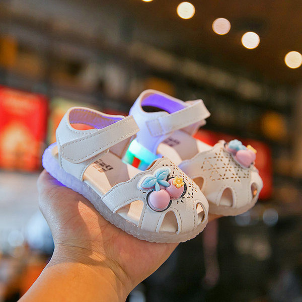 Jauns mazuļu apavu modelis no mākslīgās ādas ar uzlīmēm meitenēm