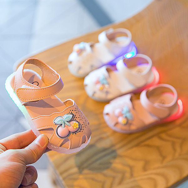 Jauns mazuļu apavu modelis no mākslīgās ādas ar uzlīmēm meitenēm