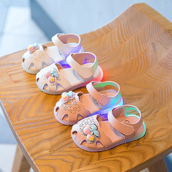 Jauns mazuļu apavu modelis no mākslīgās ādas ar uzlīmēm meitenēm