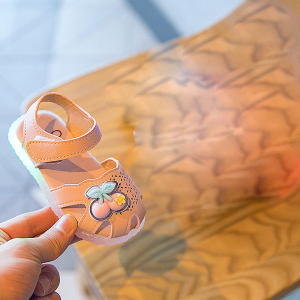 Jauns mazuļu apavu modelis no mākslīgās ādas ar uzlīmēm meitenēm