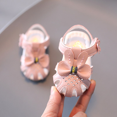 Бебешки кожени сандали с 3D елемент за момичета 