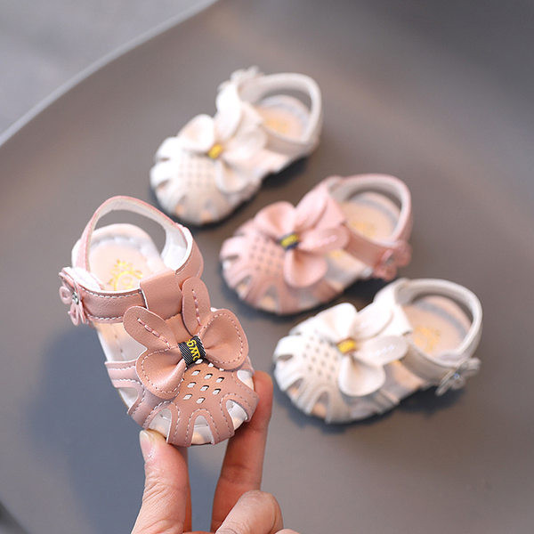 Sandale bebelusi din piele cu element 3D pentru fete