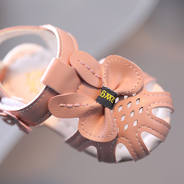 Sandale bebelusi din piele cu element 3D pentru fete
