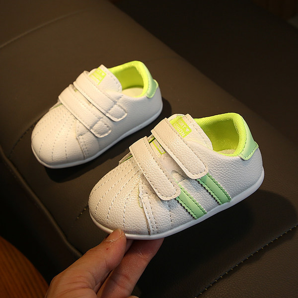 Pantofi pentru bebelusi cu autocolante potriviti pentru fete si baieti