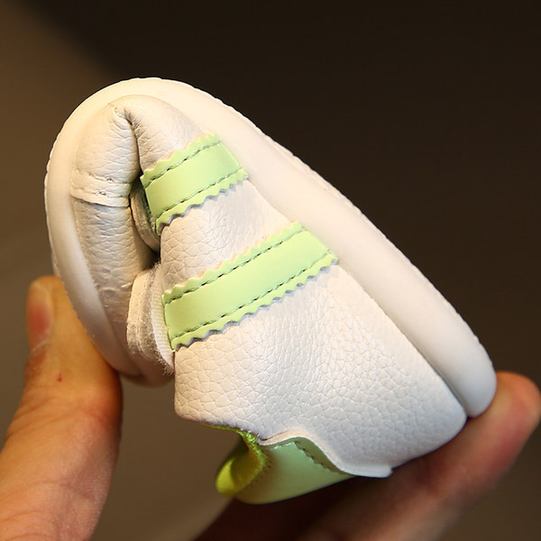 Pantofi pentru bebelusi cu autocolante potriviti pentru fete si baieti