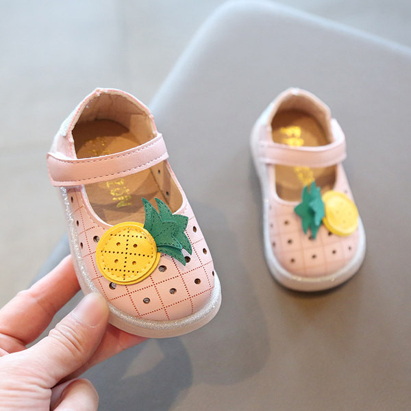 Sandale pentru bebeluși cu element 3D și autocolant pentru fete