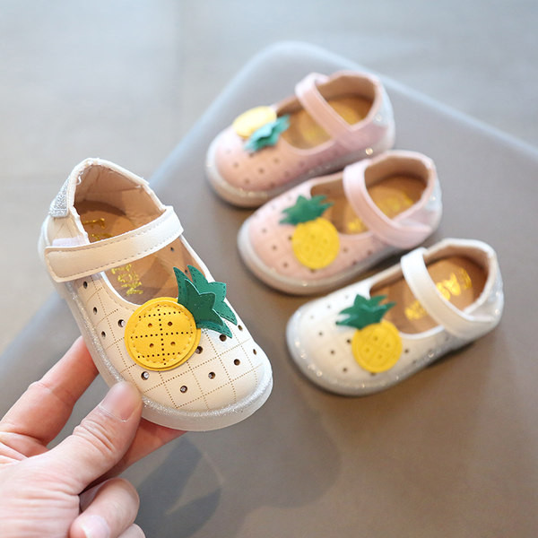 Бебешки сандали с 3D елемент и лепенка за момичета
