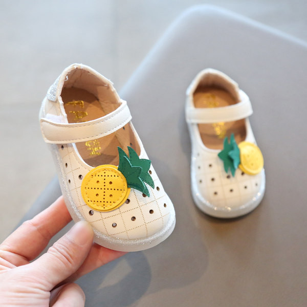 Sandale pentru bebeluși cu element 3D și autocolant pentru fete