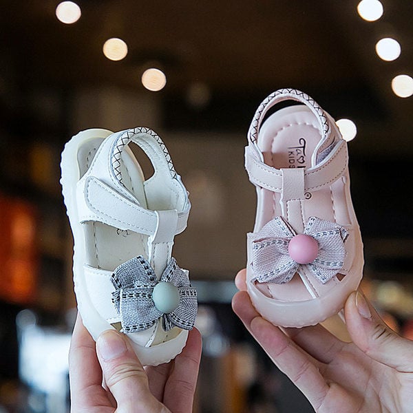 Mūsdienīgi mazuļu apavi ar eko ādas lentīti meitenēm
