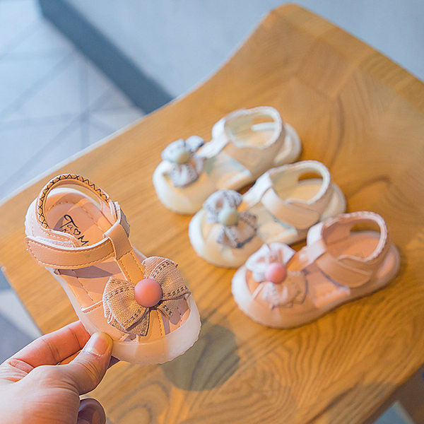 Mūsdienīgi mazuļu apavi ar eko ādas lentīti meitenēm