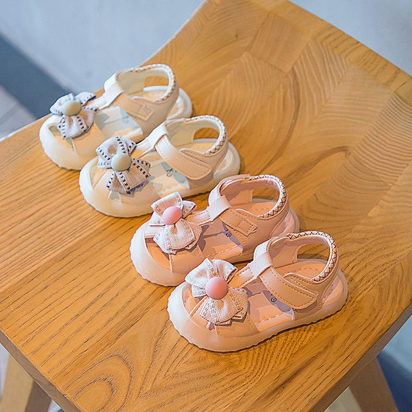 Mūsdienīgi mazuļu apavi ar eko ādas lentīti meitenēm