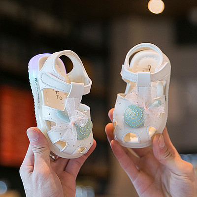 Mūsdienīgi zīdaiņu apavi no mākslīgās ādas ar plakanu zoli meitenēm