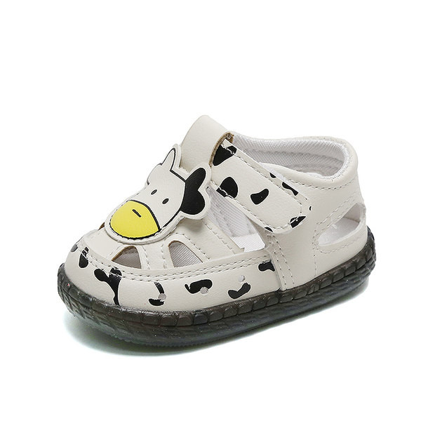 Jauns mazuļu sandaļu modelis ar aplikāciju