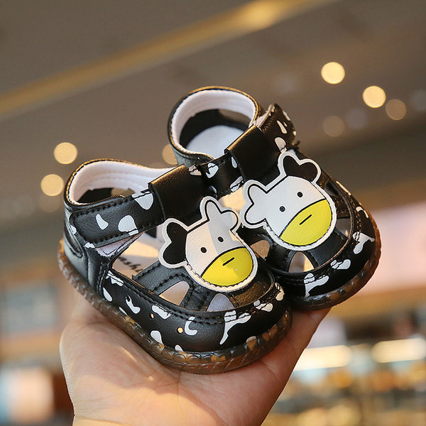 Jauns mazuļu sandaļu modelis ar aplikāciju