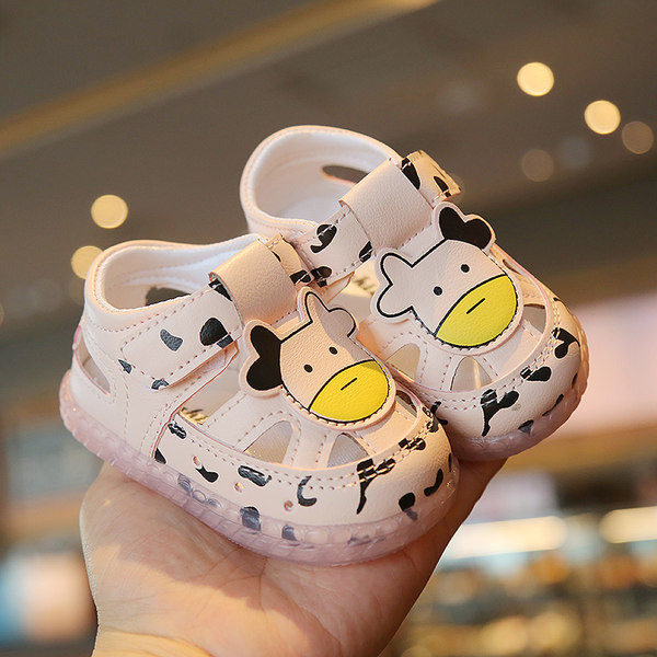 Jauns mazuļu sandaļu modelis ar aplikāciju