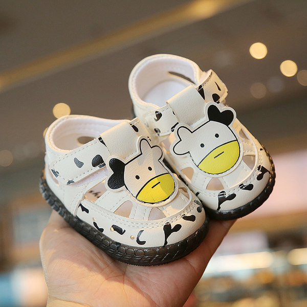 Jauns mazuļu sandaļu modelis ar aplikāciju