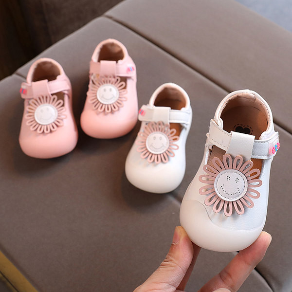 Zīdaiņu apavi ar plakanu zoli un 3D elementu - divi modeļi