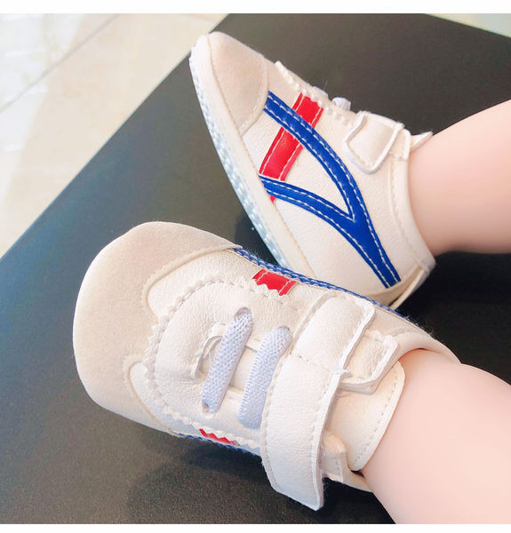 Adidași pentru bebeluși din piele ecologică cu șireturi și autocolante