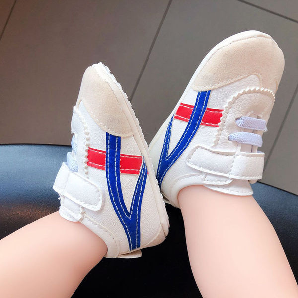 Adidași pentru bebeluși din piele ecologică cu șireturi și autocolante