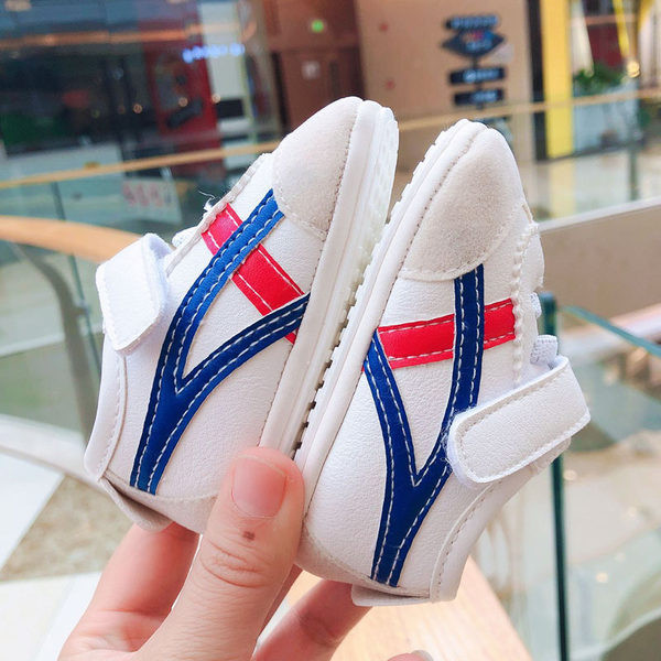 Adidași pentru bebeluși din piele ecologică cu șireturi și autocolante