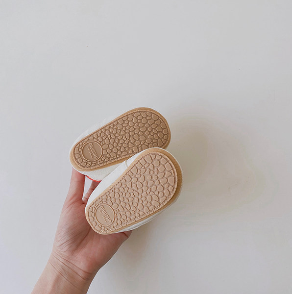 Cizme pentru bebelusi cu talpa moale si cravate