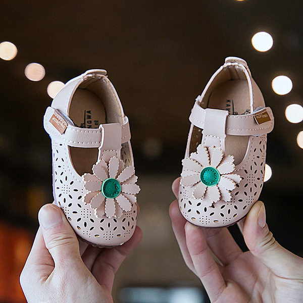 Mūsdienīgi mazuļu apavi ar mākslīgās ādas ielāpiem meitenēm