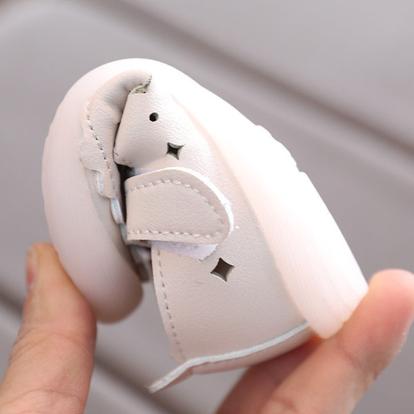 Mūsdienīgi mazuļu apavi ar mākslīgās ādas ielāpiem meitenēm