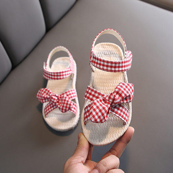 Model nou de sandale in carouri bebelusi pentru fete