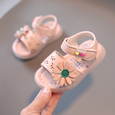 Jauns zīdaiņu sandaļu modelis ar 3D elementu no eko ādas meitenēm