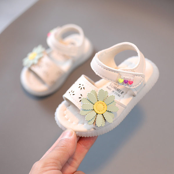 Jauns zīdaiņu sandaļu modelis ar 3D elementu no eko ādas meitenēm