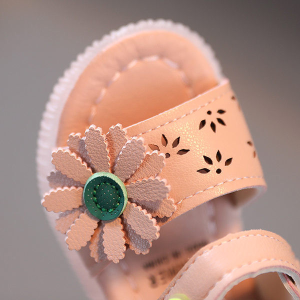 Jauns zīdaiņu sandaļu modelis ar 3D elementu no eko ādas meitenēm