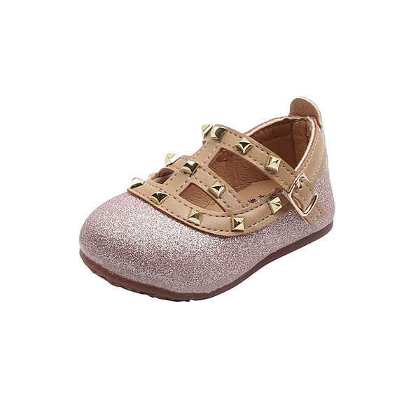 Detské topánočky s lesklým efektom a kovovými prvkami