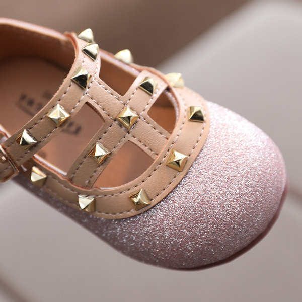 Detské topánočky s lesklým efektom a kovovými prvkami