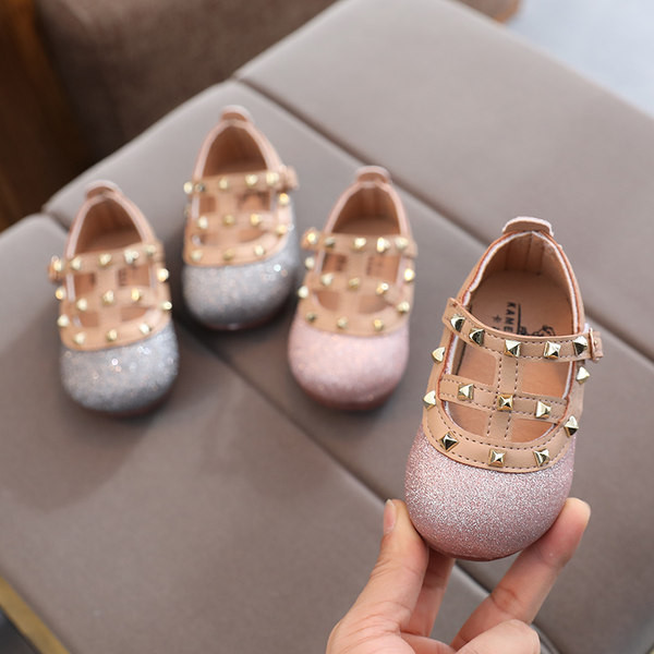 Detské topánočky s lesklým efektom a kovovými prvkami