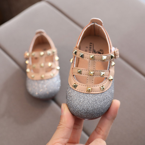 Detské topánočky s lesklým efektom a kovovými prvkami