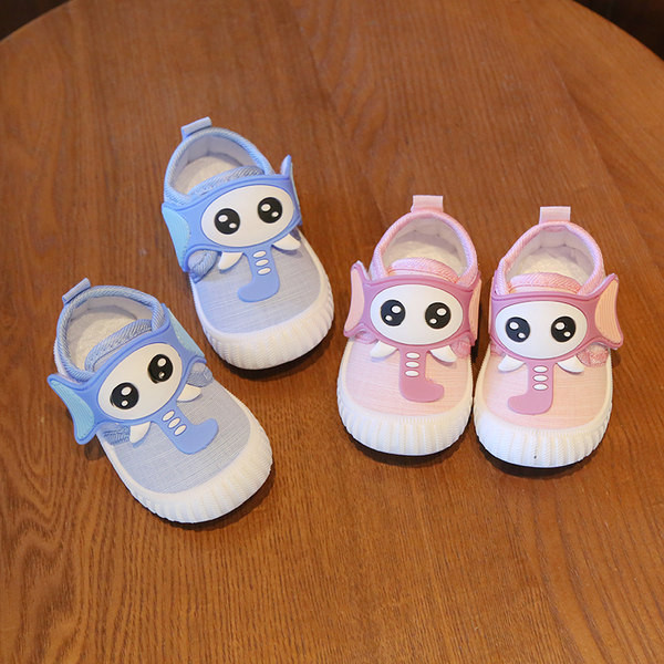 Zīdaiņu apavi ar aplikāciju un 3D elementiem