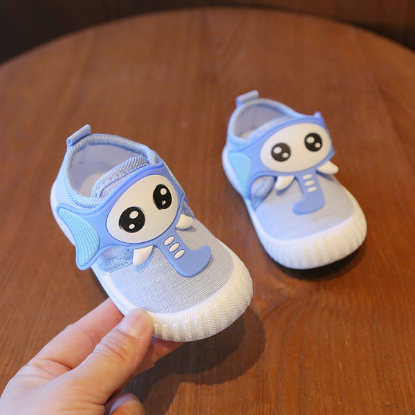 Zīdaiņu apavi ar aplikāciju un 3D elementiem